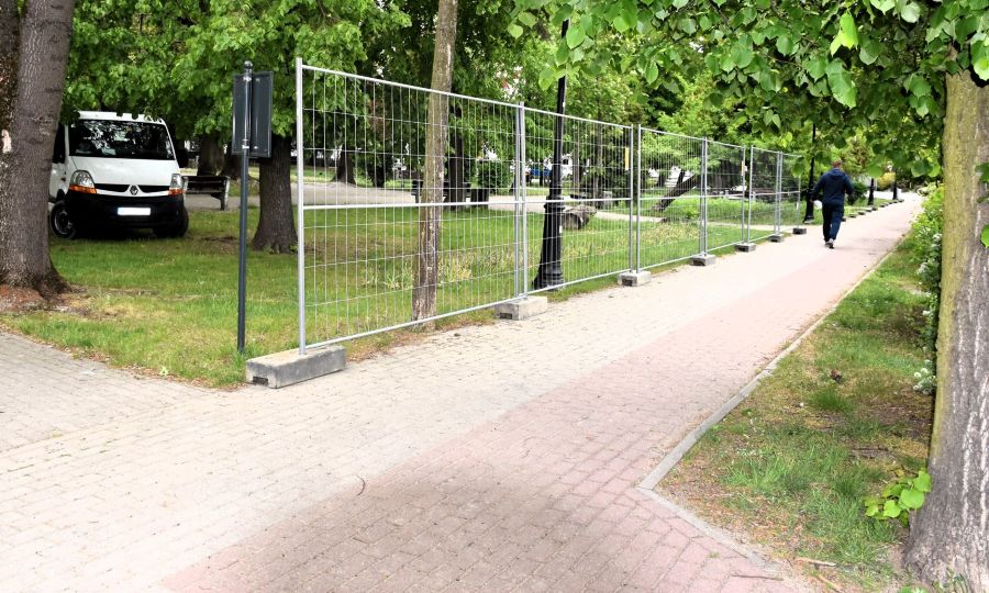 Ruszają prace w Parku Konstytucji 3 Maja. Zniknie asfalt, przybędzie zieleni
